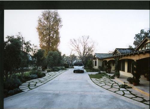 Residential-Landscape-Design-Installation-Hill-Horticulture-Driveway-View